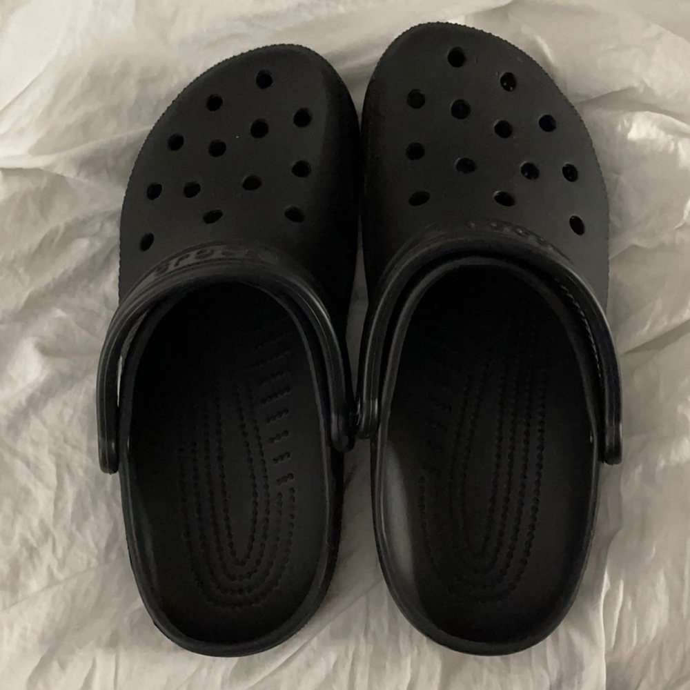 Women’s 9/Men’s 7 crocs